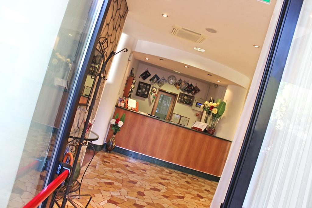 Hotel New Primula Римини Екстериор снимка